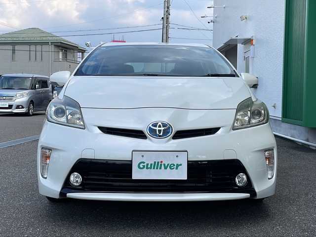 トヨタ プリウス S 岐阜県 2015(平27)年 4.9万km ホワイトパールクリスタルシャイン 禁煙車/アルパインナビ9型AM FM CD DVD BT SD フルセグ/ビルトインETC/オートライト/HIDヘッドライト/フォグランプ/純正17インチアルミホイール/プッシュスタート/スマートキー/スペアキー/電格ミラー/ドアバイザー/フロアマット