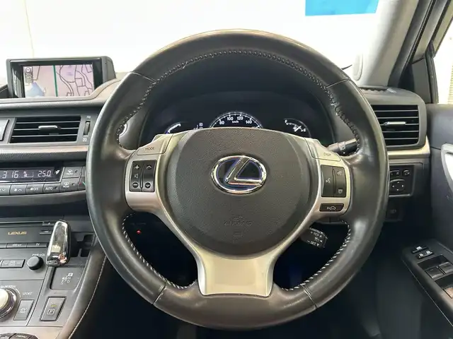 レクサス ＣＴ 200h バージョンC 大分県 2011(平23)年 7.9万km ホワイトパールクリスタルシャイン サンルーフ/シートヒーター/純正ナビ/TV/バックカメラ/クリアランスソナー/AUX/USB/純正17インチAW/ETC