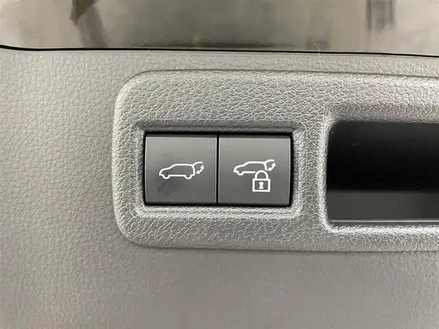 トヨタ ハリアー Z 岡山県 2022(令4)年 3.2万km ブラック 純正12.3インチディスプレイオーディオ/【Carplay/BT/USB/フルセグTV】/パノラマルーフ/JBLプレミアムサウンドシステム/パノラミックビューモニター/ETC2.0/純正1９インチアルミ/ステアリングスイッチ/チルトステアリング/ウィンカーミラー/純正ドアバイザー/横滑り防止機能/プッシュスタート/追従型クルーズコントロール/オートハイビーム/LEDヘッドライト（AUTO機能付き）/運転席パワーシート/衝突軽減ブレーキシステム/車線逸脱防止システム/横滑り防止装置/コーナーセンサー（前後）/社外フロアマット/プッシュスタート