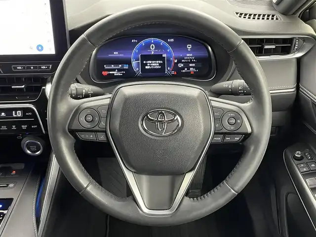 トヨタ ハリアー Z 岡山県 2022(令4)年 3.2万km ブラック 純正12.3インチディスプレイオーディオ/【Carplay/BT/USB/フルセグTV】/パノラマルーフ/JBLプレミアムサウンドシステム/パノラミックビューモニター/ETC2.0/純正1９インチアルミ/ステアリングスイッチ/チルトステアリング/ウィンカーミラー/純正ドアバイザー/横滑り防止機能/プッシュスタート/追従型クルーズコントロール/オートハイビーム/LEDヘッドライト（AUTO機能付き）/運転席パワーシート/衝突軽減ブレーキシステム/車線逸脱防止システム/横滑り防止装置/コーナーセンサー（前後）/社外フロアマット/プッシュスタート