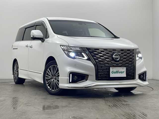 日産 エルグランド 250HWS プレミアム アーバンクロム 秋田県 2021(令3)年 4.4万km ピュアホワイトパール 4WD/ワンオーナー/純正ナビ/(FM/AM/Bluetooth/フルセグTV/DVD/CD）/全方位カメラ/バックカメラ/両側パワースライドドア/電動リアゲート/衝突軽減装置/レーンキープアシスト/レーダークルーズコントロール/横滑り防止装置/コーナーセンサー/ブラインドアシストスポット/ビルトインETC/ドライブレコーダー/フリップダウンモニター/前席シートヒーター/前席パワーシート/電動格納ミラー/LEDヘッドライト/オートライト/革巻きステアリング/プッシュスタート/スマートキー/スペアキー/純正アルミホイール/純正フロアマット