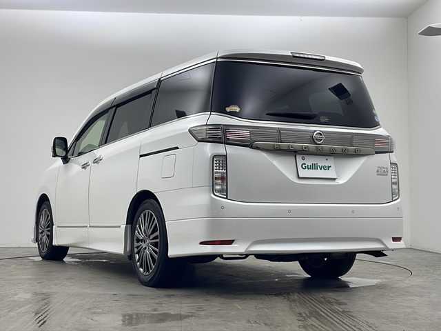 日産 エルグランド 250HWS プレミアム アーバンクロム 秋田県 2021(令3)年 4.4万km ピュアホワイトパール 4WD/ワンオーナー/純正ナビ/(FM/AM/Bluetooth/フルセグTV/DVD/CD）/全方位カメラ/バックカメラ/両側パワースライドドア/電動リアゲート/衝突軽減装置/レーンキープアシスト/レーダークルーズコントロール/横滑り防止装置/コーナーセンサー/ブラインドアシストスポット/ビルトインETC/ドライブレコーダー/フリップダウンモニター/前席シートヒーター/前席パワーシート/電動格納ミラー/LEDヘッドライト/オートライト/革巻きステアリング/プッシュスタート/スマートキー/スペアキー/純正アルミホイール/純正フロアマット