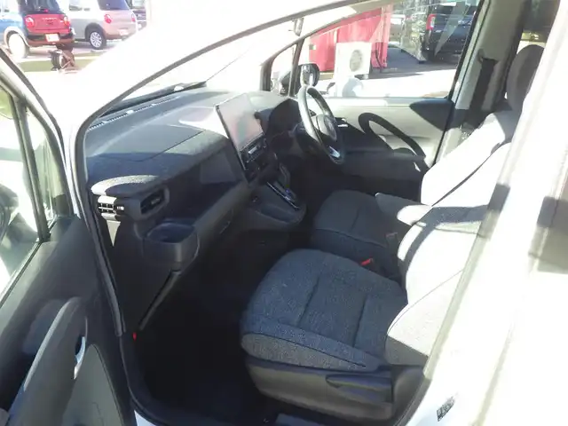 トヨタ シエンタ ハイブリッド Z 千葉県 2023(令5)年 5.8万km ホワイトパールクリスタルシャイン 185/65R15/Toyota Safety Sense/・プリクラッシュセーフティ/・レーンディパーチャーアラート/・オートハイビーム/・レーダークルーズコントロール/両側パワースライドドア/純正コネクティッドナビ/地デジTV/【Apple CarPlay　Android Auto対応】/【Bluetooth接続】/パノラミックビューモニター/フリップダウンモニター（V12T-R72C）/前席シートヒーター/革巻きステアリング/ステアリングスイッチ/ETC（2.0）/LEDヘッドライト/クリアランスソナー/純正15インチアルミホイル/サイド/カーテンエアバッグ/スマートキー