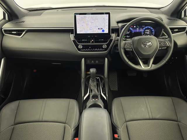 トヨタ カローラ クロス ハイブリッド Z 栃木県 2024(令6)年 1万km プラチナホワイトパールマイカ セーフティセンス/・プリクラッシュセーフティ/・レーントレーシングアシスト/・レーンディパーチャーアラート/・レーダークルーズコントロール/・オートマチックハイビーム/・ロードサインアシスト/・プロアクティブドライビングアシスト/・発進遅れ告知機能/パーキングサポートブレーキ/8インチディスプレイオーディオ/ Bluetooth/フルセTV/HDMI/Miracast/ AppleCarPlay/AndroidAuto/バッククカメラ/ビルトインETC2.0/パワーバックドア/ブラインドスポットモニター/運転席パワーシート/シートヒーター/革巻きステアリング/ステアリングスイッチ/ワイヤレス充電ポート/電動パーキングブレーキ/ブレーキホールド/オートLEDヘッドランプ/LEDシーケンシャルウィンカー/フォグランプ/スマートキー＆プッシュスタート/電動格納ウィンカーミラー/純正18インチAW/取扱説明書