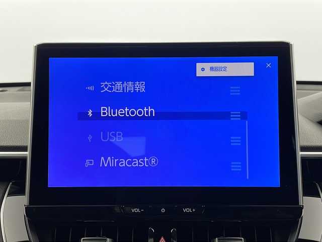 トヨタ カローラ クロス ハイブリッド Z 栃木県 2024(令6)年 1万km プラチナホワイトパールマイカ セーフティセンス/・プリクラッシュセーフティ/・レーントレーシングアシスト/・レーンディパーチャーアラート/・レーダークルーズコントロール/・オートマチックハイビーム/・ロードサインアシスト/・プロアクティブドライビングアシスト/・発進遅れ告知機能/パーキングサポートブレーキ/8インチディスプレイオーディオ/ Bluetooth/フルセTV/HDMI/Miracast/ AppleCarPlay/AndroidAuto/バッククカメラ/ビルトインETC2.0/パワーバックドア/ブラインドスポットモニター/運転席パワーシート/シートヒーター/革巻きステアリング/ステアリングスイッチ/ワイヤレス充電ポート/電動パーキングブレーキ/ブレーキホールド/オートLEDヘッドランプ/LEDシーケンシャルウィンカー/フォグランプ/スマートキー＆プッシュスタート/電動格納ウィンカーミラー/純正18インチAW/取扱説明書