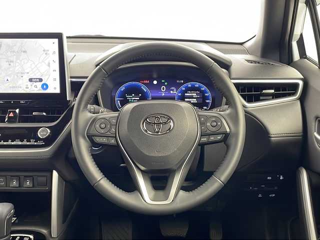 トヨタ カローラ クロス ハイブリッド Z 栃木県 2024(令6)年 1万km プラチナホワイトパールマイカ セーフティセンス/・プリクラッシュセーフティ/・レーントレーシングアシスト/・レーンディパーチャーアラート/・レーダークルーズコントロール/・オートマチックハイビーム/・ロードサインアシスト/・プロアクティブドライビングアシスト/・発進遅れ告知機能/パーキングサポートブレーキ/8インチディスプレイオーディオ/ Bluetooth/フルセTV/HDMI/Miracast/ AppleCarPlay/AndroidAuto/バッククカメラ/ビルトインETC2.0/パワーバックドア/ブラインドスポットモニター/運転席パワーシート/シートヒーター/革巻きステアリング/ステアリングスイッチ/ワイヤレス充電ポート/電動パーキングブレーキ/ブレーキホールド/オートLEDヘッドランプ/LEDシーケンシャルウィンカー/フォグランプ/スマートキー＆プッシュスタート/電動格納ウィンカーミラー/純正18インチAW/取扱説明書