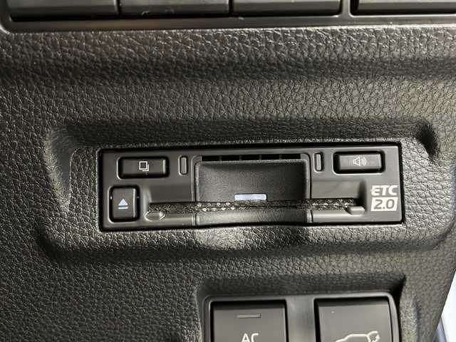 トヨタ カローラ クロス ハイブリッド Z 栃木県 2024(令6)年 1万km プラチナホワイトパールマイカ セーフティセンス/・プリクラッシュセーフティ/・レーントレーシングアシスト/・レーンディパーチャーアラート/・レーダークルーズコントロール/・オートマチックハイビーム/・ロードサインアシスト/・プロアクティブドライビングアシスト/・発進遅れ告知機能/パーキングサポートブレーキ/8インチディスプレイオーディオ/ Bluetooth/フルセTV/HDMI/Miracast/ AppleCarPlay/AndroidAuto/バッククカメラ/ビルトインETC2.0/パワーバックドア/ブラインドスポットモニター/運転席パワーシート/シートヒーター/革巻きステアリング/ステアリングスイッチ/ワイヤレス充電ポート/電動パーキングブレーキ/ブレーキホールド/オートLEDヘッドランプ/LEDシーケンシャルウィンカー/フォグランプ/スマートキー＆プッシュスタート/電動格納ウィンカーミラー/純正18インチAW/取扱説明書