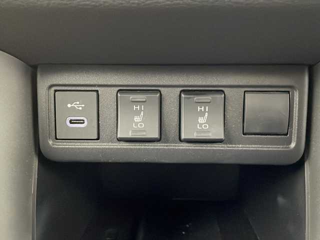 トヨタ カローラ クロス ハイブリッド Z 栃木県 2024(令6)年 1万km プラチナホワイトパールマイカ セーフティセンス/・プリクラッシュセーフティ/・レーントレーシングアシスト/・レーンディパーチャーアラート/・レーダークルーズコントロール/・オートマチックハイビーム/・ロードサインアシスト/・プロアクティブドライビングアシスト/・発進遅れ告知機能/パーキングサポートブレーキ/8インチディスプレイオーディオ/ Bluetooth/フルセTV/HDMI/Miracast/ AppleCarPlay/AndroidAuto/バッククカメラ/ビルトインETC2.0/パワーバックドア/ブラインドスポットモニター/運転席パワーシート/シートヒーター/革巻きステアリング/ステアリングスイッチ/ワイヤレス充電ポート/電動パーキングブレーキ/ブレーキホールド/オートLEDヘッドランプ/LEDシーケンシャルウィンカー/フォグランプ/スマートキー＆プッシュスタート/電動格納ウィンカーミラー/純正18インチAW/取扱説明書