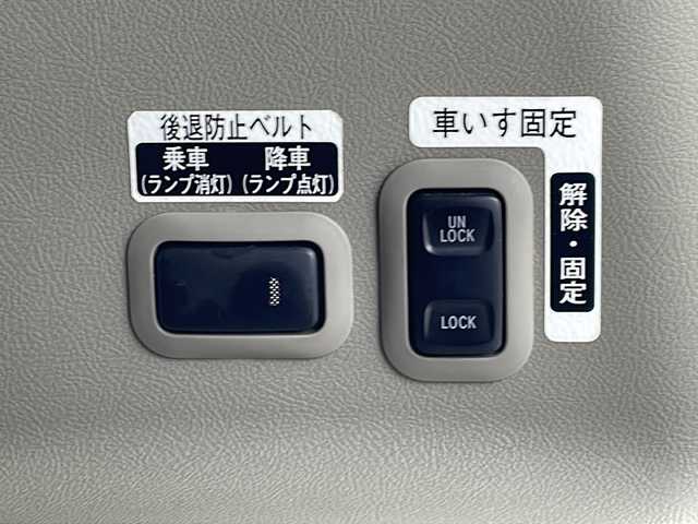 ダイハツ タント スローパー リアシート付き仕様 徳島県 2011(平23)年 12.5万km コットンアイボリー 福祉車両/片側スライドドア/純正フロアマット/純正ドアバイザー/ベンチシート/純正オーディオ　（ラジオ/CD/AUX）/電動格納ミラー/ハロゲンヘッドライト/スペアキー/新車時保証書/取扱説明書