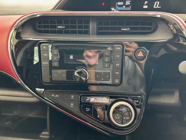 トヨタ アクア S 宮城県 2017(平29)年 1.8万km スーパーレッドⅤ ワンオーナー/純正CDオーディオ/USB/FM/AM/MP3/i pod/AUX/前席シートヒーター/純正フロアマット/夏タイヤ185/60R15 4mm/社外アルミ冬タイヤ185/60R15　6mm/LEDライト/横滑り防止装置/衝突被害軽減システム/車両接近警告/ヘッドランプレベライザー/ウィンカードアミラー