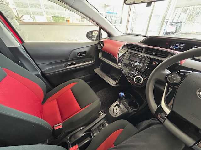 トヨタ アクア S 宮城県 2017(平29)年 1.8万km スーパーレッドⅤ ワンオーナー/純正CDオーディオ/USB/FM/AM/MP3/i pod/AUX/前席シートヒーター/純正フロアマット/夏タイヤ185/60R15 4mm/社外アルミ冬タイヤ185/60R15　6mm/LEDライト/横滑り防止装置/衝突被害軽減システム/車両接近警告/ヘッドランプレベライザー/ウィンカードアミラー