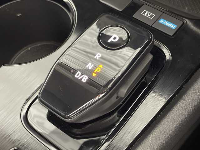 日産 エクストレイル X e－4ORCE 神奈川県 2022(令4)年 1.2万km ダイヤモンドブラック プロパイロット/・インテリジェント エマージェンシーブレーキ/・インテリジェント FCW/・インテリジェント LI＋LDW/・インテリジェント BSI+BSW/・インテリジェント アラウンドビューモニター/日産純正12.3インチコネクトナビ/・BT/フルセグTV/AppleCarPlay/AndroidAuto/USB/AM/FM/インテリジェントインナーミラー/ビルトインETC2.0/前後ドライブレコーダー/SOSコール/電動サイドブレーキ/オートホールド/防水クロスシート/パワーシート(D/N)/シートヒーター(D/N/2列目)/メモリシート(D)/革巻きステアリング/ステアリングスイッチ/ステアリングヒーター/ダウンヒルアシストコントロール/スマートキー/スペアキー/プッシュスタートボタン/前後クリアランスソナー/パワーバックドア/LEDヘッドライト/フォグランプ/オートライト/純正フロアマット/純正アルミホイール