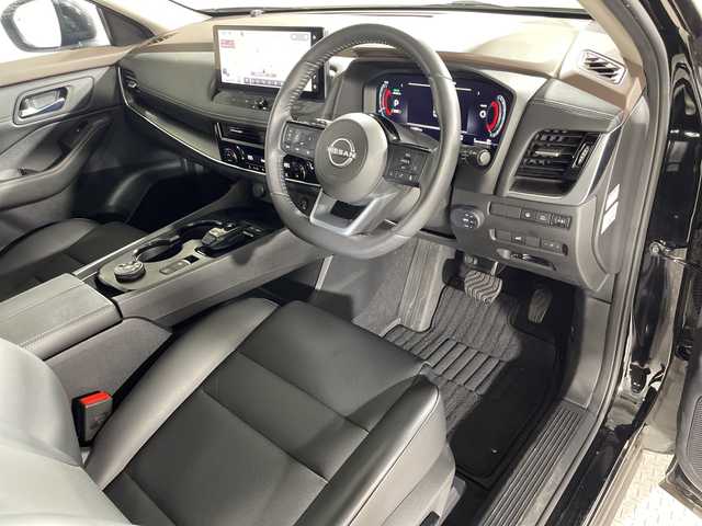 日産 エクストレイル X e－4ORCE 神奈川県 2022(令4)年 1.2万km ダイヤモンドブラック プロパイロット/・インテリジェント エマージェンシーブレーキ/・インテリジェント FCW/・インテリジェント LI＋LDW/・インテリジェント BSI+BSW/・インテリジェント アラウンドビューモニター/日産純正12.3インチコネクトナビ/・BT/フルセグTV/AppleCarPlay/AndroidAuto/USB/AM/FM/インテリジェントインナーミラー/ビルトインETC2.0/前後ドライブレコーダー/SOSコール/電動サイドブレーキ/オートホールド/防水クロスシート/パワーシート(D/N)/シートヒーター(D/N/2列目)/メモリシート(D)/革巻きステアリング/ステアリングスイッチ/ステアリングヒーター/ダウンヒルアシストコントロール/スマートキー/スペアキー/プッシュスタートボタン/前後クリアランスソナー/パワーバックドア/LEDヘッドライト/フォグランプ/オートライト/純正フロアマット/純正アルミホイール