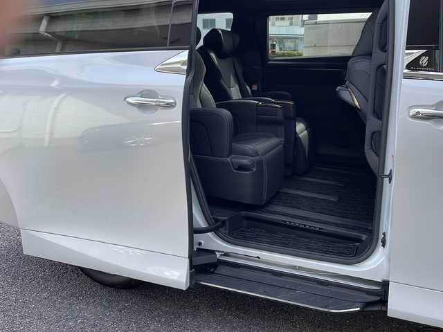 トヨタ アルファード Z 神奈川県 2023(令5)年 0.5万km ホワイトパールクリスタルシャイン ワンオーナー/純正メーカーナビ【Miracast/BT/フルセグTV】/全方位カメラ/サンルーフ/ユニバーサルステップ/フリップダウンモニター/デジタルインナーミラー/トヨタセーフティーセンス/・プリクラッシュセーフティー/・レーダークルーズコントロール/・ロードサインアシスト/・フロントクロストラフィックアラート/・レーンディパーチャーアラート/・レーンチェンジアシスト/・プロアクティブドライビングアシスト/・リヤクロストラフィックアラート/・ブラインドスポットモニター/・後方車両接近告知/・パーキングサポートブレーキ/・リヤカメラディテクション/・安心降車アシスト/・周辺車両接近時サポート/・クリアランスソナー/ヘッドアップディスプレイ/置くだけ充電/メモリー付きパワーシート/電動パーキングブレーキ/オートブレーキホールド/ビルトインETC2.0/純正前後ドライブレコーダー/オートマチックハイビーム/オートライト/オートワイパー/後席サンシェード/横滑り防止装置/盗難防止装置/新車時保証書/スペアキー×１