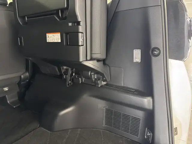 トヨタ ヴェルファイア Z Gエディション 三重県 2020(令2)年 1.6万km ホワイトパールクリスタルシャイン ガソリン/FF/MTモード付インパネCVT/純正 9インチナビ/（AM/FM/CD/DVD/USB/iPod/TV/Bluetooth/Miracast/AppleCarPlay/AndroidAuto）/純正 12.1インチ後席モニター V12T-R68C /バックガイドモニター/両側パワースライドドア/ETC/Toyota Safety Sense/・プリクラッシュセーフティ/・レーントレーシングアシスト/・レーダークルコン/・アダプティブハイビーム/・ロードサインアシスト/・インテリジェントクリアランスソナー［パーキングサポートブレーキ（静止物）］/・【OP】ブラインドスポットモニター＋リヤクロストラフィックオートブレーキ/など/装備/・【OP】ツインムーンルーフ/・【OP】デジタルインナーミラー/・3眼フルLEDヘッドランプ/・シートヒーター（D/N/2nd*）/ベンチレーション（D/N）/・ステアリングヒーター/・エグゼクティブパワーシート（Dメモリー付8way/N4way&オットマン/2ndシート電動リクライニング・オットマン）/・パワーバックドア/・AC100Vコンセント（100W）x2/・左右後席独立オートエアコン/・オートワイパー/・純正18inAW/・スマートキーx2/・保/取/マルチ取/など