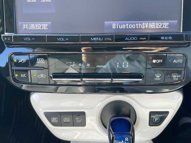 トヨタ プリウス A プレミアム　ツーリングセレ 岩手県 2016(平28)年 9万km ホワイトパールクリスタルシャイン 純正SDナビ/AM/FM/CD/Bluetooth/フルセグTV/純正オーディオ/レザーシート/ヘッドアップディスプレイ/バックカメラ/ETC/純正エンジンスターター/レーダークルーズコントロール/衝突被害軽減ブレーキ/レーンキープアシスト/横滑り防止装置/パワーシート/シートヒーター/オートライト/オートハイビーム/LEDヘッドライト/フォグランプ/スマートキー/プッシュスタート/電動格納ミラー/純正15インチAW/純正フロアマット/純正ドアバイザー/保証書