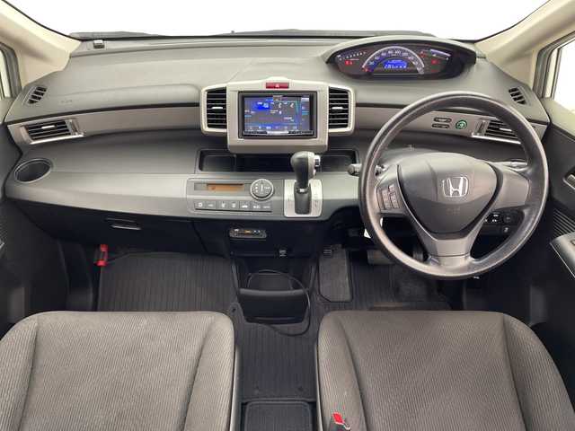 ホンダ フリード G ジャストセレクション 群馬県 2013(平25)年 5.6万km ホワイトオーキッドパール 社外７型ナビ　フルセグＴＶ　バックカメラ　両側電動スライドドア　横滑り防止機能　ステアリングスイッチ　オートエアコン　ＨＩＤオートライト　純正フロアマット　前後ドライブレコーダー　ビルトインＥＴＣ