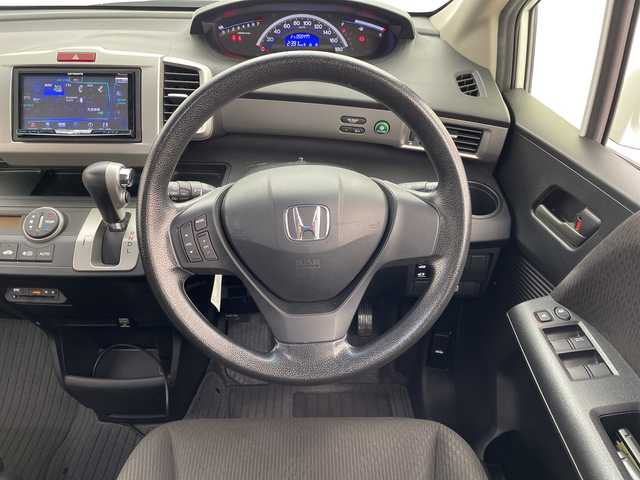 ホンダ フリード G ジャストセレクション 群馬県 2013(平25)年 5.6万km ホワイトオーキッドパール 社外７型ナビ　フルセグＴＶ　バックカメラ　両側電動スライドドア　横滑り防止機能　ステアリングスイッチ　オートエアコン　ＨＩＤオートライト　純正フロアマット　前後ドライブレコーダー　ビルトインＥＴＣ