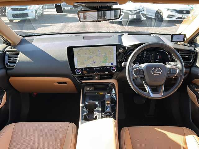 レクサス ＮＸ 450h+ バージョンL 愛知県 2021(令3)年 3万km グラファイトブラックガラスフレーク /禁煙車/ワンオーナー//ムーンルーフ（チルト&スライド）//14インチディスプレイオーディオ（コネクティッドナビ）//バックカメラ・パノラミックビューモニター//フルセグTV・Bluetooth・USB//置くだけ充電//前方純正ドライブレコーダー//デジタルインナーミラー//カラーヘッドアップディスプレイ//レクサスセーフティシステムプラス//プリクラッシュセーフティ//レーントレーシングアシスト//レーンチェンジアシスト//レーンディパーチャーアラート//アダプティブハイビームシステム//レーダークルーズコントロール（全車速追従機能付き）//プロドライビングアシスト//パーキングサポートブレーキ//ITSコネクト//ヘーゼル内装本革シート//前席パワーシート・シートベンチレーション//全席シートヒーター//ステアリングヒーター//パワーバックドア//電動パーキング・ブレーキホールド//トレイルモード//パドルシフト//3眼フルLEDオートライト//電動格納ミラーウィンカー//純正２０インチアルミ//純正フロアマット//取扱説明書/新車保証書//スペアキー×１カードキー×１//充電ケーブル積載