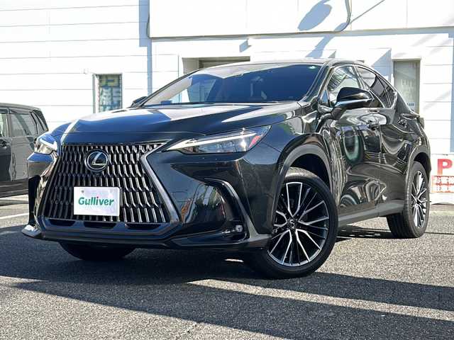 レクサス ＮＸ 450h+ バージョンL 愛知県 2021(令3)年 3万km グラファイトブラックガラスフレーク /禁煙車/ワンオーナー//ムーンルーフ（チルト&スライド）//14インチディスプレイオーディオ（コネクティッドナビ）//バックカメラ・パノラミックビューモニター//フルセグTV・Bluetooth・USB//置くだけ充電//前方純正ドライブレコーダー//デジタルインナーミラー//カラーヘッドアップディスプレイ//レクサスセーフティシステムプラス//プリクラッシュセーフティ//レーントレーシングアシスト//レーンチェンジアシスト//レーンディパーチャーアラート//アダプティブハイビームシステム//レーダークルーズコントロール（全車速追従機能付き）//プロドライビングアシスト//パーキングサポートブレーキ//ITSコネクト//ヘーゼル内装本革シート//前席パワーシート・シートベンチレーション//全席シートヒーター//ステアリングヒーター//パワーバックドア//電動パーキング・ブレーキホールド//トレイルモード//パドルシフト//3眼フルLEDオートライト//電動格納ミラーウィンカー//純正２０インチアルミ//純正フロアマット//取扱説明書/新車保証書//スペアキー×１カードキー×１//充電ケーブル積載