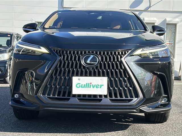 レクサス ＮＸ 450h+ バージョンL 愛知県 2021(令3)年 3万km グラファイトブラックガラスフレーク /禁煙車/ワンオーナー//ムーンルーフ（チルト&スライド）//14インチディスプレイオーディオ（コネクティッドナビ）//バックカメラ・パノラミックビューモニター//フルセグTV・Bluetooth・USB//置くだけ充電//前方純正ドライブレコーダー//デジタルインナーミラー//カラーヘッドアップディスプレイ//レクサスセーフティシステムプラス//プリクラッシュセーフティ//レーントレーシングアシスト//レーンチェンジアシスト//レーンディパーチャーアラート//アダプティブハイビームシステム//レーダークルーズコントロール（全車速追従機能付き）//プロドライビングアシスト//パーキングサポートブレーキ//ITSコネクト//ヘーゼル内装本革シート//前席パワーシート・シートベンチレーション//全席シートヒーター//ステアリングヒーター//パワーバックドア//電動パーキング・ブレーキホールド//トレイルモード//パドルシフト//3眼フルLEDオートライト//電動格納ミラーウィンカー//純正２０インチアルミ//純正フロアマット//取扱説明書/新車保証書//スペアキー×１カードキー×１//充電ケーブル積載