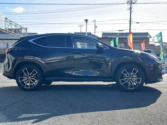 レクサス ＮＸ 450h+ バージョンL 愛知県 2021(令3)年 3万km グラファイトブラックガラスフレーク /禁煙車/ワンオーナー//ムーンルーフ（チルト&スライド）//14インチディスプレイオーディオ（コネクティッドナビ）//バックカメラ・パノラミックビューモニター//フルセグTV・Bluetooth・USB//置くだけ充電//前方純正ドライブレコーダー//デジタルインナーミラー//カラーヘッドアップディスプレイ//レクサスセーフティシステムプラス//プリクラッシュセーフティ//レーントレーシングアシスト//レーンチェンジアシスト//レーンディパーチャーアラート//アダプティブハイビームシステム//レーダークルーズコントロール（全車速追従機能付き）//プロドライビングアシスト//パーキングサポートブレーキ//ITSコネクト//ヘーゼル内装本革シート//前席パワーシート・シートベンチレーション//全席シートヒーター//ステアリングヒーター//パワーバックドア//電動パーキング・ブレーキホールド//トレイルモード//パドルシフト//3眼フルLEDオートライト//電動格納ミラーウィンカー//純正２０インチアルミ//純正フロアマット//取扱説明書/新車保証書//スペアキー×１カードキー×１//充電ケーブル積載