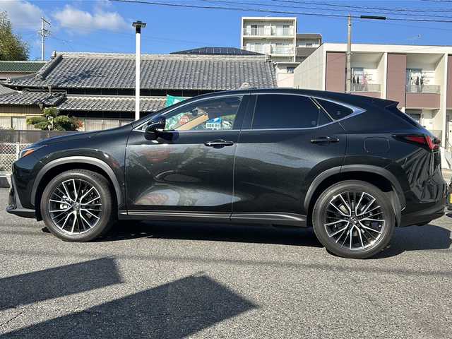 レクサス ＮＸ 450h+ バージョンL 愛知県 2021(令3)年 3万km グラファイトブラックガラスフレーク /禁煙車/ワンオーナー//ムーンルーフ（チルト&スライド）//14インチディスプレイオーディオ（コネクティッドナビ）//バックカメラ・パノラミックビューモニター//フルセグTV・Bluetooth・USB//置くだけ充電//前方純正ドライブレコーダー//デジタルインナーミラー//カラーヘッドアップディスプレイ//レクサスセーフティシステムプラス//プリクラッシュセーフティ//レーントレーシングアシスト//レーンチェンジアシスト//レーンディパーチャーアラート//アダプティブハイビームシステム//レーダークルーズコントロール（全車速追従機能付き）//プロドライビングアシスト//パーキングサポートブレーキ//ITSコネクト//ヘーゼル内装本革シート//前席パワーシート・シートベンチレーション//全席シートヒーター//ステアリングヒーター//パワーバックドア//電動パーキング・ブレーキホールド//トレイルモード//パドルシフト//3眼フルLEDオートライト//電動格納ミラーウィンカー//純正２０インチアルミ//純正フロアマット//取扱説明書/新車保証書//スペアキー×１カードキー×１//充電ケーブル積載