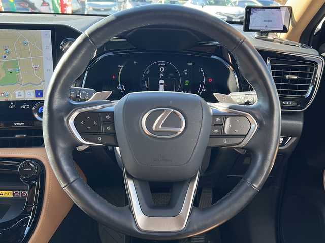 レクサス ＮＸ 450h+ バージョンL 愛知県 2021(令3)年 3万km グラファイトブラックガラスフレーク /禁煙車/ワンオーナー//ムーンルーフ（チルト&スライド）//14インチディスプレイオーディオ（コネクティッドナビ）//バックカメラ・パノラミックビューモニター//フルセグTV・Bluetooth・USB//置くだけ充電//前方純正ドライブレコーダー//デジタルインナーミラー//カラーヘッドアップディスプレイ//レクサスセーフティシステムプラス//プリクラッシュセーフティ//レーントレーシングアシスト//レーンチェンジアシスト//レーンディパーチャーアラート//アダプティブハイビームシステム//レーダークルーズコントロール（全車速追従機能付き）//プロドライビングアシスト//パーキングサポートブレーキ//ITSコネクト//ヘーゼル内装本革シート//前席パワーシート・シートベンチレーション//全席シートヒーター//ステアリングヒーター//パワーバックドア//電動パーキング・ブレーキホールド//トレイルモード//パドルシフト//3眼フルLEDオートライト//電動格納ミラーウィンカー//純正２０インチアルミ//純正フロアマット//取扱説明書/新車保証書//スペアキー×１カードキー×１//充電ケーブル積載