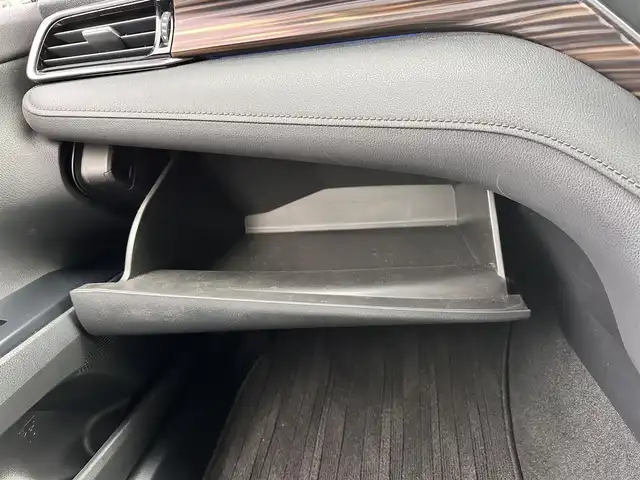 トヨタ カムリ G 宮城県 2020(令2)年 4.4万km プラチナホワイトパールマイカ カラーヘッドアップディスプレイ/＝＝＝/セーフティセンス/・プリクラッシュセーフティ/・レーンディパーチャーアラート/・オートマチックハイビーム/・レーダークルーズコントロール/ブラインドスポットモニター/リアクロストラフィックオートブレーキ/インテリジェントクリアランスソナー/8インチディスプレイオーディオ/・Bluetooth/・CD/DVD/バックカメラ/ビルトインETC2.0/ドライブレコーダー/運転席パワーシート/革巻きステアリング/ステアリングスイッチ/電動パーキングブレーキ/ブレーキホールド/LEDヘッドランプ/フォグランプ/オートライト/スマートキー＆プッシュスタート/スペアキー1本/電動格納ミラー/純正17インチAW/純正フロアマット/純正ドアバイザー/W/サイド/カーテンエアバッグ