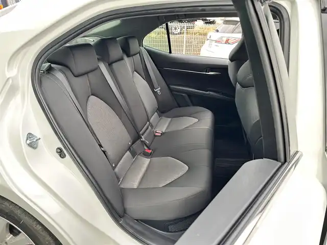 トヨタ カムリ G 宮城県 2020(令2)年 4.4万km プラチナホワイトパールマイカ カラーヘッドアップディスプレイ/＝＝＝/セーフティセンス/・プリクラッシュセーフティ/・レーンディパーチャーアラート/・オートマチックハイビーム/・レーダークルーズコントロール/ブラインドスポットモニター/リアクロストラフィックオートブレーキ/インテリジェントクリアランスソナー/8インチディスプレイオーディオ/・Bluetooth/・CD/DVD/バックカメラ/ビルトインETC2.0/ドライブレコーダー/運転席パワーシート/革巻きステアリング/ステアリングスイッチ/電動パーキングブレーキ/ブレーキホールド/LEDヘッドランプ/フォグランプ/オートライト/スマートキー＆プッシュスタート/スペアキー1本/電動格納ミラー/純正17インチAW/純正フロアマット/純正ドアバイザー/W/サイド/カーテンエアバッグ