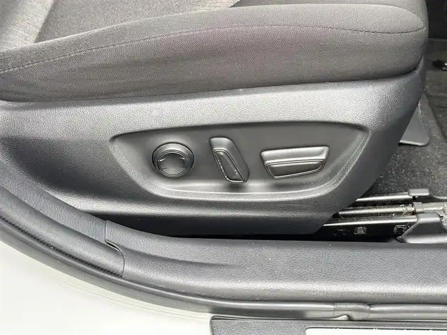 トヨタ カムリ G 宮城県 2020(令2)年 4.4万km プラチナホワイトパールマイカ カラーヘッドアップディスプレイ/＝＝＝/セーフティセンス/・プリクラッシュセーフティ/・レーンディパーチャーアラート/・オートマチックハイビーム/・レーダークルーズコントロール/ブラインドスポットモニター/リアクロストラフィックオートブレーキ/インテリジェントクリアランスソナー/8インチディスプレイオーディオ/・Bluetooth/・CD/DVD/バックカメラ/ビルトインETC2.0/ドライブレコーダー/運転席パワーシート/革巻きステアリング/ステアリングスイッチ/電動パーキングブレーキ/ブレーキホールド/LEDヘッドランプ/フォグランプ/オートライト/スマートキー＆プッシュスタート/スペアキー1本/電動格納ミラー/純正17インチAW/純正フロアマット/純正ドアバイザー/W/サイド/カーテンエアバッグ