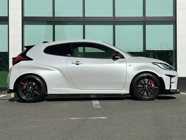 トヨタ ＧＲヤリス RZ ハイパフォーマンス 和歌山県 2023(令5)年 0.4万km プラチナホワイトパールマイカ 純正8インチナビ/フルセグTV/Bluetooth/バックカメラ/ビルトインETC2.0/デジタルインナーミラー型ドラレコ/トヨタセーフティセンス/HUD/レーダークルーズコントロール/GRエアロパーツ/HKSスポーツマフラー/車高調/BBS製18インチAW/スポーツエアクリ/JBLサウンド/革巻きステアリング/ステアリングスイッチ/ステアリングシーター/ハーフレザーシート/前席シートヒーター/LEDヘッドライト/フォグランプ/オートライト/オートハイビーム/ヘッドライトレベライザー/プッシュスタート/スマートキー/スペアキー/取扱説明書/保証書