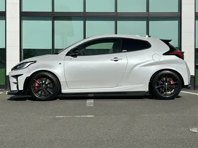 トヨタ ＧＲヤリス RZ ハイパフォーマンス 和歌山県 2023(令5)年 0.4万km プラチナホワイトパールマイカ 純正8インチナビ/フルセグTV/Bluetooth/バックカメラ/ビルトインETC2.0/デジタルインナーミラー型ドラレコ/トヨタセーフティセンス/HUD/レーダークルーズコントロール/GRエアロパーツ/HKSスポーツマフラー/車高調/BBS製18インチAW/スポーツエアクリ/JBLサウンド/革巻きステアリング/ステアリングスイッチ/ステアリングシーター/ハーフレザーシート/前席シートヒーター/LEDヘッドライト/フォグランプ/オートライト/オートハイビーム/ヘッドライトレベライザー/プッシュスタート/スマートキー/スペアキー/取扱説明書/保証書