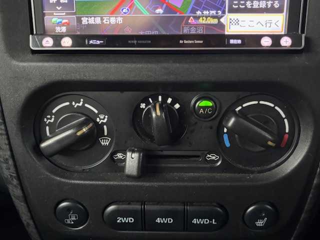 スズキ ジムニー ワイルドウィンド 宮城県 2007(平19)年 15.1万km パールホワイト 登録時走行距離150247km/パワーステアリング/パワーウインド/スペアキー有り/ACエアコン/Bluetooth接続/TV/AM/FM/SD/AUX/HIDヘッドライト/４WD/オフロードマッドタイヤ(ヨコハマ　ジオランダーG003)22年製/ヘッドライトレベライザー/純正フロアマット/純正アルミホイール/ABS/車高調リフトアップ/ルーフレールキャリア付き