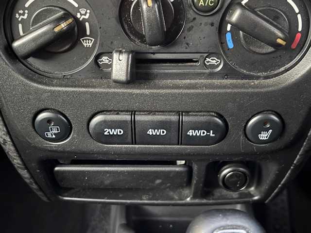 スズキ ジムニー ワイルドウィンド 宮城県 2007(平19)年 15.1万km パールホワイト 登録時走行距離150247km/パワーステアリング/パワーウインド/スペアキー有り/ACエアコン/Bluetooth接続/TV/AM/FM/SD/AUX/HIDヘッドライト/４WD/オフロードマッドタイヤ(ヨコハマ　ジオランダーG003)22年製/ヘッドライトレベライザー/純正フロアマット/純正アルミホイール/ABS/車高調リフトアップ/ルーフレールキャリア付き