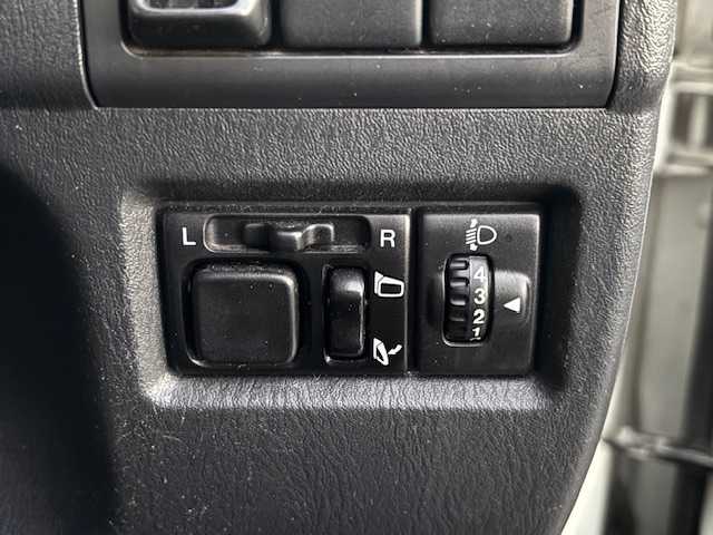 スズキ ジムニー ワイルドウィンド 宮城県 2007(平19)年 15.1万km パールホワイト 登録時走行距離150247km/パワーステアリング/パワーウインド/スペアキー有り/ACエアコン/Bluetooth接続/TV/AM/FM/SD/AUX/HIDヘッドライト/４WD/オフロードマッドタイヤ(ヨコハマ　ジオランダーG003)22年製/ヘッドライトレベライザー/純正フロアマット/純正アルミホイール/ABS/車高調リフトアップ/ルーフレールキャリア付き