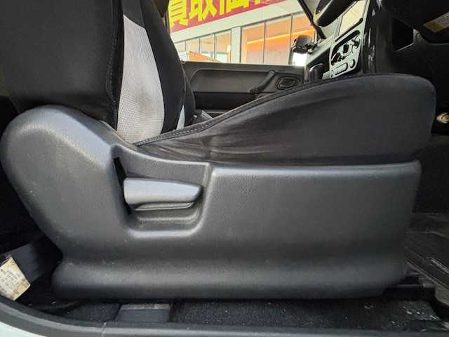 スズキ ジムニー ワイルドウィンド 宮城県 2007(平19)年 15.1万km パールホワイト 登録時走行距離150247km/パワーステアリング/パワーウインド/スペアキー有り/ACエアコン/Bluetooth接続/TV/AM/FM/SD/AUX/HIDヘッドライト/４WD/オフロードマッドタイヤ(ヨコハマ　ジオランダーG003)22年製/ヘッドライトレベライザー/純正フロアマット/純正アルミホイール/ABS/車高調リフトアップ/ルーフレールキャリア付き