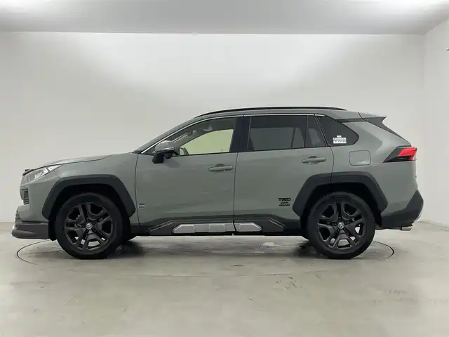 トヨタ ＲＡＶ４ アドベンチャー 群馬県 2022(令4)年 2.8万km アーバンカーキ JAOSエアロ/ハンズフリーパワーバックドア/＝＝＝＝＝＝＝＝＝＝/純正9インチディスプレイオーディオ/AM/FM/BT/USB/Miracast/ビルトインETC/バックカメラ/トヨタセーフティセンス/・プリクラッシュセーフティ/・レーントレーシングアシスト/・レーダークルーズコントロール/・オートマチックハイビーム/・ロードサインアシスト/先行車発進告知機能/パーキングサポートブレーキ/ブラインドスポットモニター/D+N席シートヒーター/ベンチレーション/D席パワーシート/ステアリングヒーター/LEDヘッドライト/スマートキー/プッシュスタート