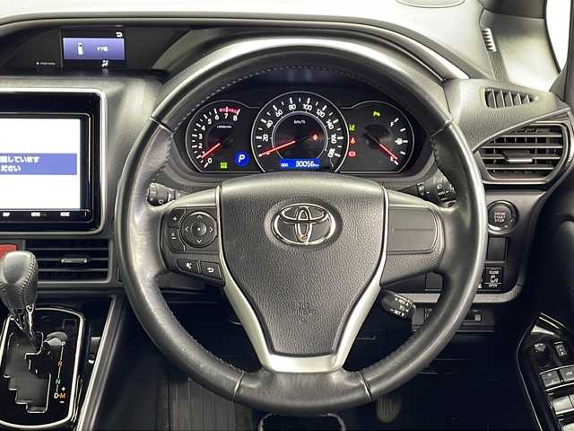 トヨタ ヴォクシー ZS 煌Ⅲ 鹿児島県 2021(令3)年 3万km ホワイトパールクリスタルシャイン ＴＯＹＯＴＡセーフティセンス　/純正ナビ　/（フルセグ/Bluetooth/CD/DVD）/純正フリップダウンモニター　/両側パワースライドドア　/社外ドライブレコーダー　/クルーズコントロール　/ハーフレザー　/ＥＴＣ２．０　/バックカメラ　/ＬＥＤヘッドライト/オートライト/オートマチックハイビーム/レーンキープアシスト/プッシュスタートボタン/スペアキー1本/保証書