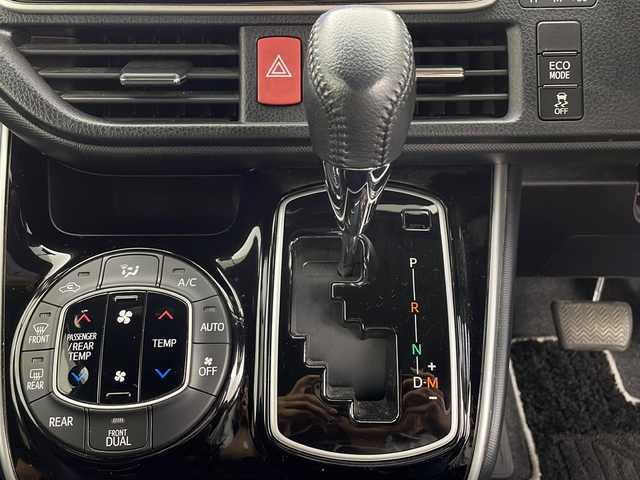 トヨタ ヴォクシー ZS 煌Ⅲ 鹿児島県 2021(令3)年 3万km ホワイトパールクリスタルシャイン ＴＯＹＯＴＡセーフティセンス　/純正ナビ　/（フルセグ/Bluetooth/CD/DVD）/純正フリップダウンモニター　/両側パワースライドドア　/社外ドライブレコーダー　/クルーズコントロール　/ハーフレザー　/ＥＴＣ２．０　/バックカメラ　/ＬＥＤヘッドライト/オートライト/オートマチックハイビーム/レーンキープアシスト/プッシュスタートボタン/スペアキー1本/保証書