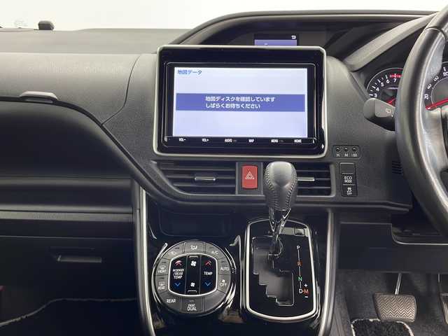 トヨタ ヴォクシー ZS 煌Ⅲ 鹿児島県 2021(令3)年 3万km ホワイトパールクリスタルシャイン ＴＯＹＯＴＡセーフティセンス　/純正ナビ　/（フルセグ/Bluetooth/CD/DVD）/純正フリップダウンモニター　/両側パワースライドドア　/社外ドライブレコーダー　/クルーズコントロール　/ハーフレザー　/ＥＴＣ２．０　/バックカメラ　/ＬＥＤヘッドライト/オートライト/オートマチックハイビーム/レーンキープアシスト/プッシュスタートボタン/スペアキー1本/保証書