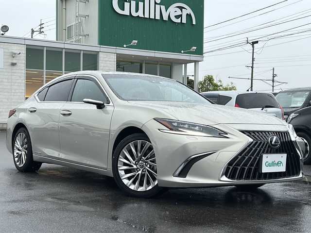 レクサス ＥＳ 300h バージョンL 香川県 2022(令4)年 2.7万km アイスエクリュマイカメタリック 〇純正12.3インチナビ/〇フルセグTV/〇バックカメラ/〇パノラミックビューモニター/〇ETC2.0/〇ドライブレコーダー/〇ムーンルーフ/〇レザーシート/〇シートヒーター/〇パワーシート/〇デジタルアウターミラー/〇カラーヘッドアップディスプレイ/〇セーフティシステム＋/・レーダークルーズコントロール/・プリクラッシュセーフティ/〇ブラインドスポットモニター/〇パーキングサポートブレーキ/〇ハンズフリーパワートランクリッド/〇LEDヘッドランプ/オートライト/〇アダプティブハイビームシステム/〇純正18インチアルミ/〇本木製/革巻きステアリング/〇ステアリングヒーター/〇パドルシフト/〇スマートエントリー/〇禁煙車