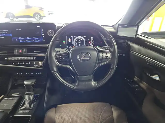 レクサス ＥＳ 300h バージョンL 香川県 2022(令4)年 2.7万km アイスエクリュマイカメタリック 〇純正12.3インチナビ/〇フルセグTV/〇バックカメラ/〇パノラミックビューモニター/〇ETC2.0/〇ドライブレコーダー/〇ムーンルーフ/〇レザーシート/〇シートヒーター/〇パワーシート/〇デジタルアウターミラー/〇カラーヘッドアップディスプレイ/〇セーフティシステム＋/・レーダークルーズコントロール/・プリクラッシュセーフティ/〇ブラインドスポットモニター/〇パーキングサポートブレーキ/〇ハンズフリーパワートランクリッド/〇LEDヘッドランプ/オートライト/〇アダプティブハイビームシステム/〇純正18インチアルミ/〇本木製/革巻きステアリング/〇ステアリングヒーター/〇パドルシフト/〇スマートエントリー/〇禁煙車