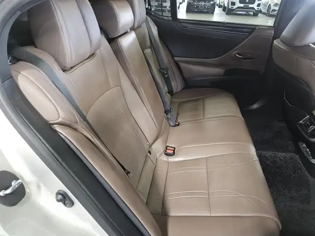 レクサス ＥＳ 300h バージョンL 香川県 2022(令4)年 2.7万km アイスエクリュマイカメタリック 〇純正12.3インチナビ/〇フルセグTV/〇バックカメラ/〇パノラミックビューモニター/〇ETC2.0/〇ドライブレコーダー/〇ムーンルーフ/〇レザーシート/〇シートヒーター/〇パワーシート/〇デジタルアウターミラー/〇カラーヘッドアップディスプレイ/〇セーフティシステム＋/・レーダークルーズコントロール/・プリクラッシュセーフティ/〇ブラインドスポットモニター/〇パーキングサポートブレーキ/〇ハンズフリーパワートランクリッド/〇LEDヘッドランプ/オートライト/〇アダプティブハイビームシステム/〇純正18インチアルミ/〇本木製/革巻きステアリング/〇ステアリングヒーター/〇パドルシフト/〇スマートエントリー/〇禁煙車