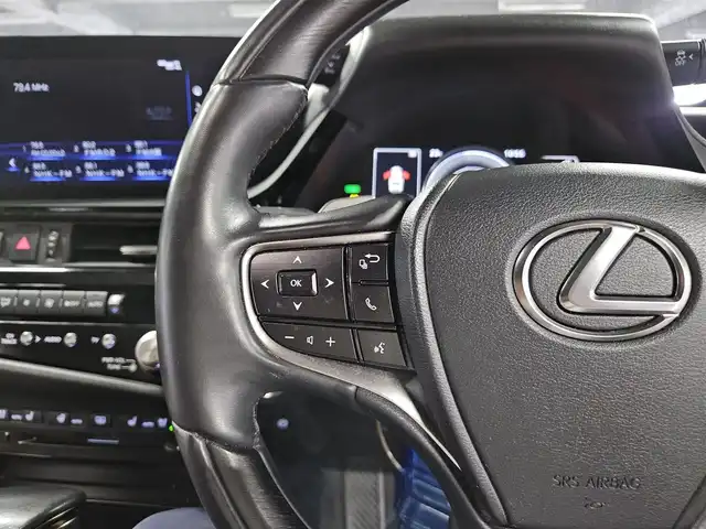 レクサス ＥＳ 300h バージョンL 香川県 2022(令4)年 2.7万km アイスエクリュマイカメタリック 〇純正12.3インチナビ/〇フルセグTV/〇バックカメラ/〇パノラミックビューモニター/〇ETC2.0/〇ドライブレコーダー/〇ムーンルーフ/〇レザーシート/〇シートヒーター/〇パワーシート/〇デジタルアウターミラー/〇カラーヘッドアップディスプレイ/〇セーフティシステム＋/・レーダークルーズコントロール/・プリクラッシュセーフティ/〇ブラインドスポットモニター/〇パーキングサポートブレーキ/〇ハンズフリーパワートランクリッド/〇LEDヘッドランプ/オートライト/〇アダプティブハイビームシステム/〇純正18インチアルミ/〇本木製/革巻きステアリング/〇ステアリングヒーター/〇パドルシフト/〇スマートエントリー/〇禁煙車