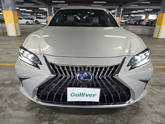 レクサス ＥＳ 300h バージョンL 香川県 2022(令4)年 2.7万km アイスエクリュマイカメタリック 〇純正12.3インチナビ/〇フルセグTV/〇バックカメラ/〇パノラミックビューモニター/〇ETC2.0/〇ドライブレコーダー/〇ムーンルーフ/〇レザーシート/〇シートヒーター/〇パワーシート/〇デジタルアウターミラー/〇カラーヘッドアップディスプレイ/〇セーフティシステム＋/・レーダークルーズコントロール/・プリクラッシュセーフティ/〇ブラインドスポットモニター/〇パーキングサポートブレーキ/〇ハンズフリーパワートランクリッド/〇LEDヘッドランプ/オートライト/〇アダプティブハイビームシステム/〇純正18インチアルミ/〇本木製/革巻きステアリング/〇ステアリングヒーター/〇パドルシフト/〇スマートエントリー/〇禁煙車