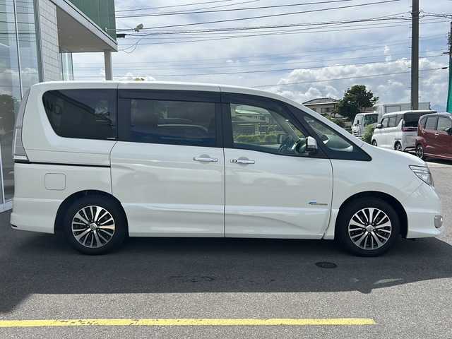 日産 セレナ HWS S HV Vセレ +Sefty 香川県 2015(平27)年 6.8万km ブリリアントホワイトパール 両側パワースライドドア/純正ナビ/（全方位カメラ/フルセグテレビ/CD/DVD/Bluetooth)/前後コーナーセンサー/LEDヘッドライト/オートライト/クルーズコントロール/オートエアコン/純正アルミホイール/純正フロアマット/ETC/プッシュスタート/スマートキー