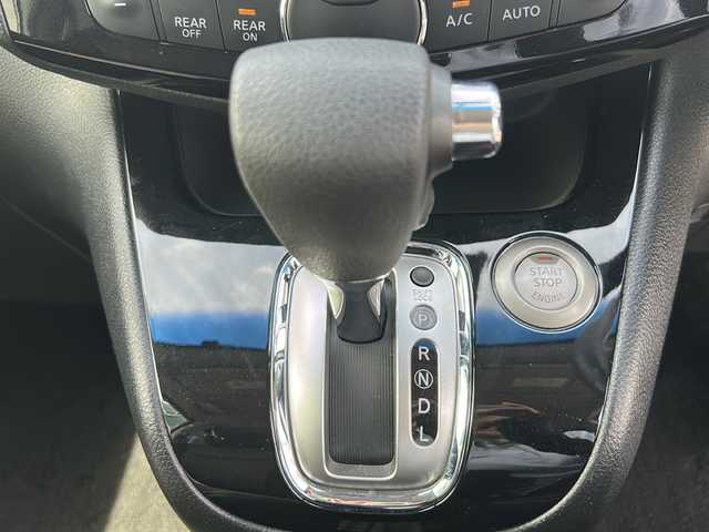 日産 セレナ HWS S HV Vセレ +Sefty 香川県 2015(平27)年 6.8万km ブリリアントホワイトパール 両側パワースライドドア/純正ナビ/（全方位カメラ/フルセグテレビ/CD/DVD/Bluetooth)/前後コーナーセンサー/LEDヘッドライト/オートライト/クルーズコントロール/オートエアコン/純正アルミホイール/純正フロアマット/ETC/プッシュスタート/スマートキー