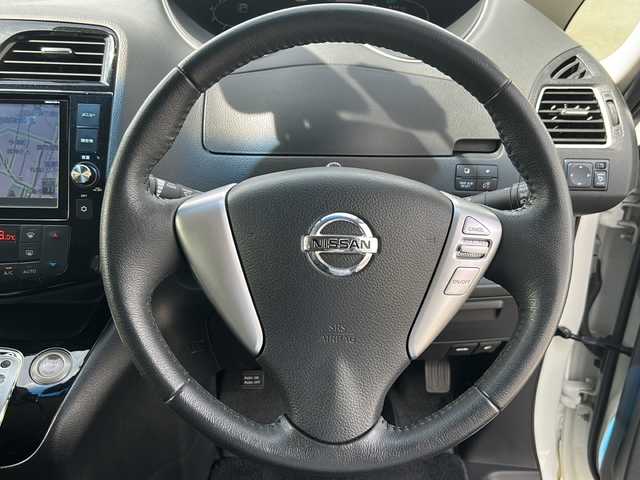 日産 セレナ HWS S HV Vセレ +Sefty 香川県 2015(平27)年 6.8万km ブリリアントホワイトパール 両側パワースライドドア/純正ナビ/（全方位カメラ/フルセグテレビ/CD/DVD/Bluetooth)/前後コーナーセンサー/LEDヘッドライト/オートライト/クルーズコントロール/オートエアコン/純正アルミホイール/純正フロアマット/ETC/プッシュスタート/スマートキー