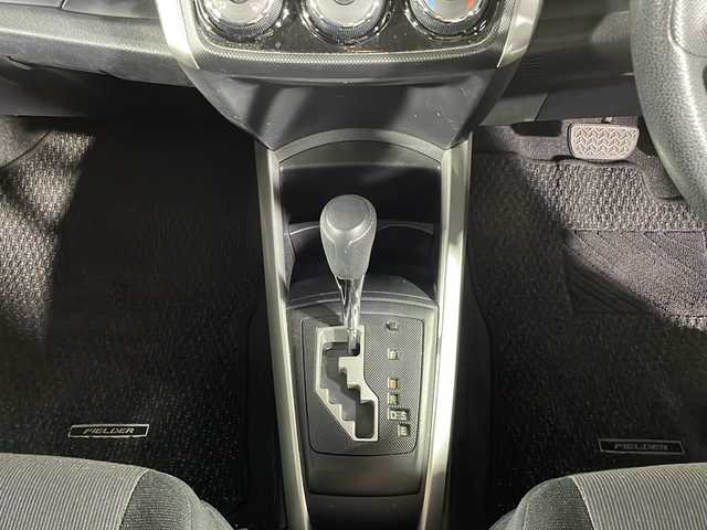 トヨタ カローラ フィールダー 1．5X 福岡県 2013(平25)年 6.1万km スーパーホワイトⅡ 純正ナビ/Bluetooth/TV/CD/横滑り防止装置/オールパワーウィンドウ/エアコン/ETC/純正フロアマット/リモコンキー/電動格納ミラー